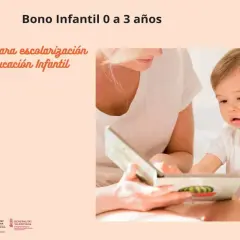 Bono Infantil: ayudas para escolarización en Educación Infantil. Una madre lee un cuento a su bebé.