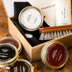 Kit d'entretien pour chaussures : cirages, lait nettoyant, brosse. Idéal pour le temps de séchage imperméabilisant chaussure.
