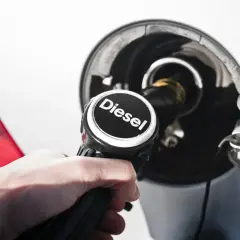 Mano che inserisce la pompa diesel nel serbatoio. Ci si interroga su euro 4 diesel fino a quando possono circolare.
