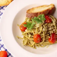 Kaloryczność makaronu z pesto: Od 500 do 750 kcal? Sprawdź!