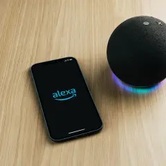 Telefon z logo Alexy i głośnik Echo Dot. Czy Alexa mówi po polsku? Sprawdźmy!