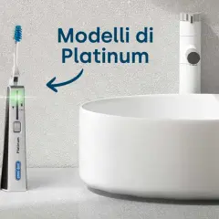 Tre spazzolini elettrici Platinum emmi-dent, con indicatori luminosi verdi, pronti per mostrare come si usa lo spazzolino elettrico.