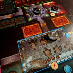 Das **Among Us Brettspiel** zeigt eine detaillierte Spieloberfläche mit verschiedenen Räumen, Spielsteinen und Karten.