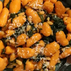 Gnocchi de batata dulce con espinacas y piñones, una deliciosa receta fácil de preparar.