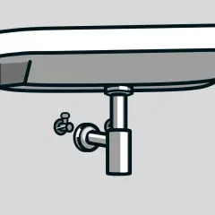 Illustration av hur man monterar handfat med synliga rördelar och en kran.
