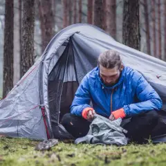 Gdzie można spać pod namiotem? Sprawdź bezpieczne miejsca w Polsce