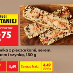 Zapiekanka z pieczarkami, serem i szynką na desce, z promocją 32% taniej.