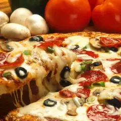 Pizza jak z Pizza Hut: Przepis na idealne ciasto i sos, który zachwyca
