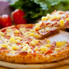 Pizza hawajska: Kto ją wymyślił i skąd ta nazwa? Prawda zaskakuje!