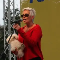 Kto śpiewa oprócz błękitnego nieba? Znani wykonawcy i ich wersje