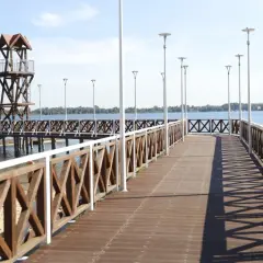Drewniany pomost z wieżą ratowniczą nad jeziorem, idealne miejsce na wypoczynek nad wodą. Zbiornik Pogoria III zaprasza!