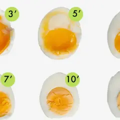 Huevos cocidos con diferentes tiempos de cocción: 3', 5', 6', 7', 10' y 12'. Muestra la progresión de la yema líquida a firme.