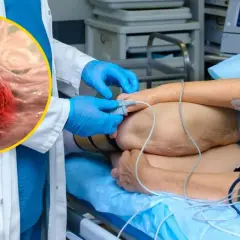Lekarz w rękawiczkach przygotowuje pacjenta do zabiegu, podczas gdy powiększony obraz pokazuje komórki raka jelita grubego.