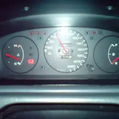Deszyfrowanie kontrolek Honda Civic: wskaźnik temperatury (H/C), paliwa (F/E), prędkościomierz i inne znaczenie kontrolek.