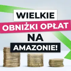 Stosy monet i zielona strzałka w dół na tle napisu "Wielkie obniżki opłat na Amazonie!".