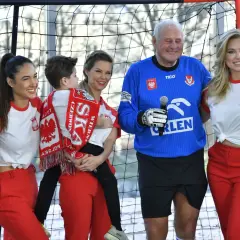 Jan Tomaszewski w stroju bramkarza z rodziną, w tym Małgorzatą i dziećmi, na tle bramki piłkarskiej.