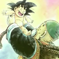 Opa Gohan hält den kleinen Son Gohan hoch. Der Junge lacht und sein Affenschwanz baumelt.