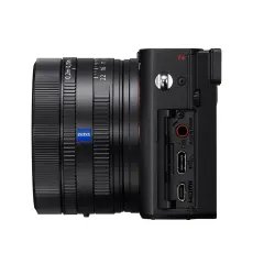 Sony RX1R III z obiektywem Zeiss. Widok z boku na porty USB, HDMI i gniazdo ładowania.