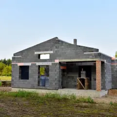 Budowa domu z keramzytu. Widoczne otwory okienne i drzwiowe, brak dachu. Wady budowy domu z keramzytu mogą obejmować problemy z izolacją.