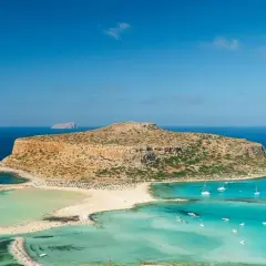 Balos na Krecie w październiku. Turkusowa laguna, piaszczysta plaża i skalista wyspa Gramvousa.