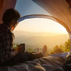 Poranek w namiocie, kawa i widok na góry. Idealny camping w górach.