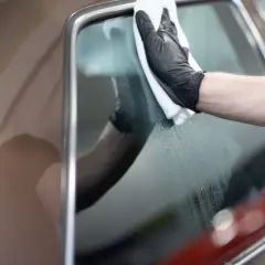 Jak skutecznie umyć szybę w samochodzie z wosku bez smug