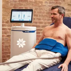 Man får behandling med CoolSculpting för att reducera fett på magen.