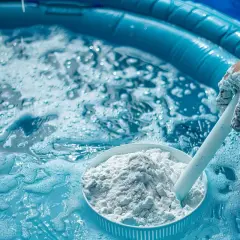 Mętna woda w basenie? Domowe sposoby na jej czyszczenie, jak ten proszek, pomogą przywrócić jej przejrzystość.