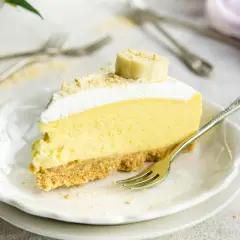 Pyszny sernik bananowy z kremową masą i bananową dekoracją, gotowy do zjedzenia.