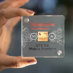 Dłoń trzyma przezroczystą płytkę z logo Qualcomm Snapdragon 888 5G Mobile Platform, symbolizującą moc i innowacje.
