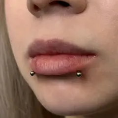 Snake eye piercing: Fakty, ryzyko, pielęgnacja. Zanim się zdecydujesz
