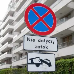 Czy znak zakaz zatrzymywania dotyczy chodnika? Sprawdź przepisy!