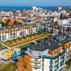 Nowoczesne apartamenty Bel Mare Resort Międzyzdroje z placem zabaw i widokiem na morze.