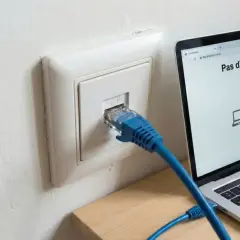 Câble RJ45 branché sur une prise murale, mais l'ordinateur affiche "Pas d'accès Internet". Problème de connexion réseau, peut-être un switch RJ45 sans alimentation.