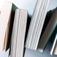 Stosik książek dla 5 latki, gotowych do wspólnego czytania i odkrywania nowych światów.