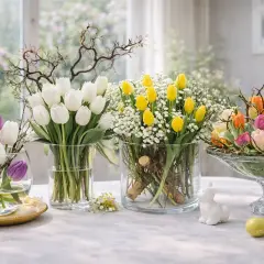 Frische Tulpenarrangements in Weiß, Gelb und bunten Frühlingsfarben. Tolle tulpen deko ideen für Ihr Zuhause.