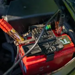 Jakim prądem alternator ładuje akumulator – kluczowe informacje o napięciu