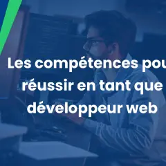 Un homme concentré devant des écrans d'ordinateur, illustrant les compétences développeur web nécessaires pour réussir dans ce domaine.