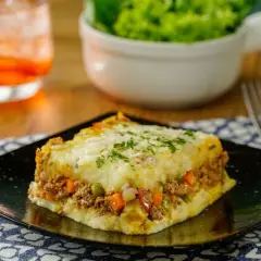 Pastel de carne con capa superior de puré de patatas, zanahorias y guisantes. ¡Perfecto para saber con qué acompañar tu puré de patatas!