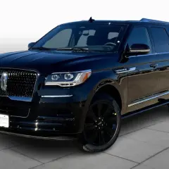 Elegancki, czarny Lincoln Navigator 2022 z chromowanymi detalami i czarnymi felgami.