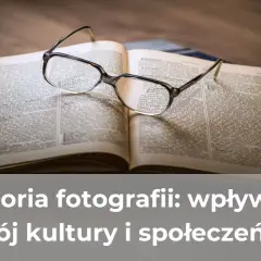 Okulary spoczywają na otwartej księdze, symbolizując zgłębianie historii fotografii i jej wpływu na kulturę.