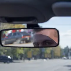 Oko kierowcy w lusterku wstecznym. Czy to lusterko fotochromatyczne, co to znaczy? Automatycznie przyciemnia się, chroniąc przed oślepieniem.