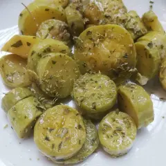 Zucchine trombetta in padella, un contorno semplice e gustoso. Perfetto per chi cerca una ricetta veloce e leggera.