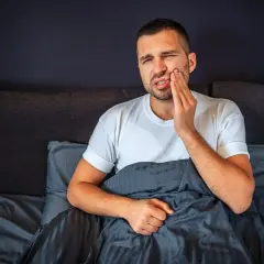 Ból zęba w nocy? Szybka ulga i sprawdzone sposoby na sen