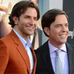 Bradley Cooper i Ed Helms, gwiazdy filmu Kac Vegas, pozują do zdjęć na premierze.