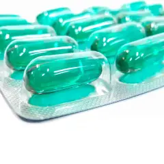 Blister opakowania z zielonymi kapsułkami, jak ibum. Szybka ulga w bólu.