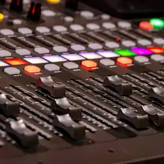 Console de mixage avec boutons lumineux et faders. Idéal pour créer une banque de sons instruments gratuit.