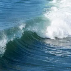 Olas rompientes de agua de mar hipertónica, ideal para la limpieza nasal y alivio de congestión.