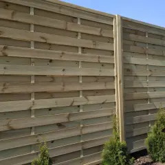 Stabilny płot lamelowy? Wybierz i zamontuj kotwy jak ekspert!