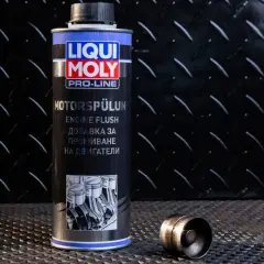 Puszka Liqui Moly Engine Flush, czyli moto doktor do silnika, obok metalowego elementu.